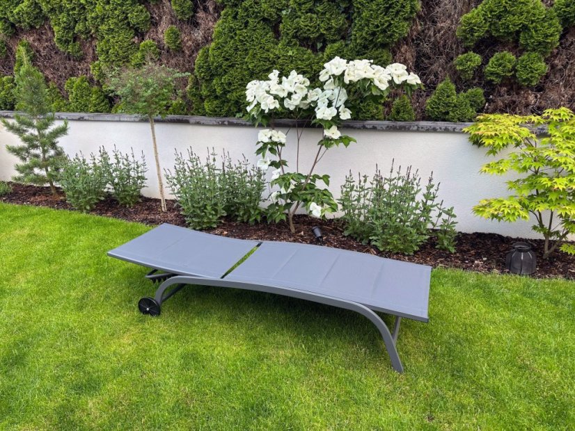 Záhradné ležadlo s kolieskami 184x60x35 cm tmavo sivé