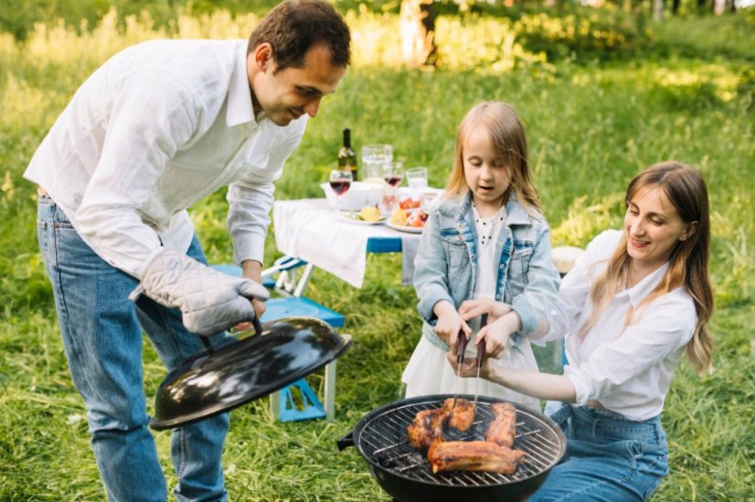 Záhradný gril na drevené uhlie s poklopom 37x37x44 cm