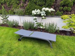 Záhradné ležadlo s kolieskami 184x60x35 cm tmavo sivé