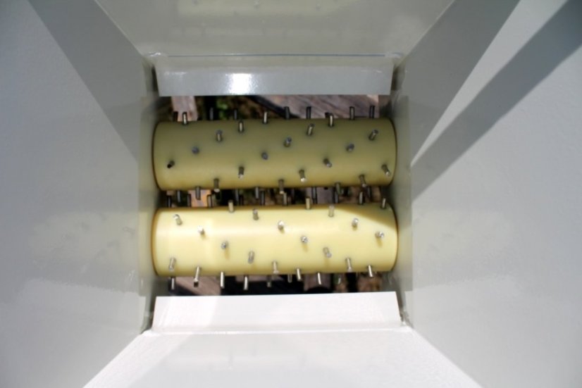 ALDOTRADE TIP Drvič na ovocie ručný - Názov varianty: plechová násypka